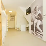 Dvor Hostel *