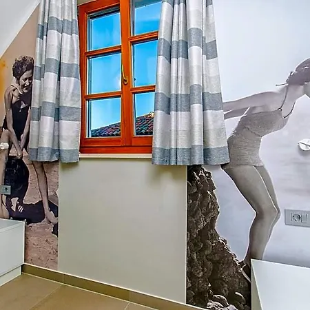 Dvor Hostel *