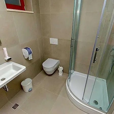 Dvor Hostel *