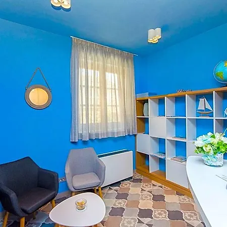 Dvor Hostel *
