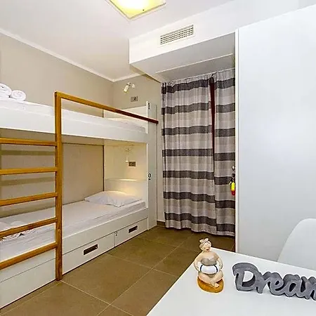 Dvor Hostel *