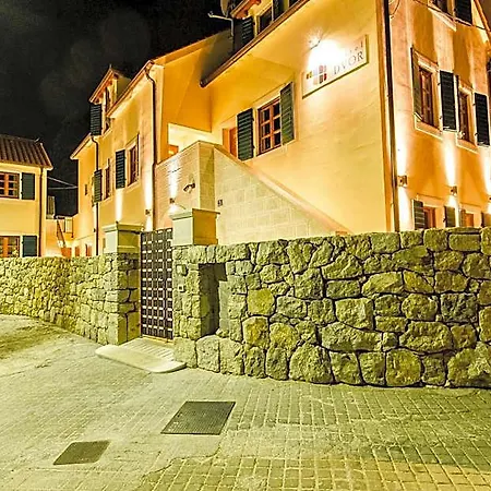 Dvor Hostel
