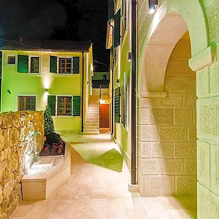 Dvor Hostel Split