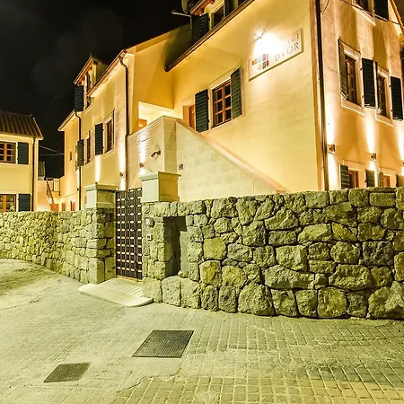 Dvor Hostel *
