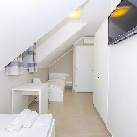 Hostal Dvor *