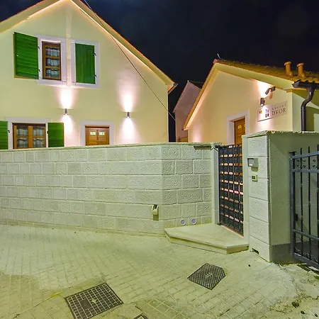 Hostal Dvor *