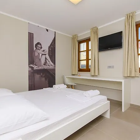 Hostal Dvor *