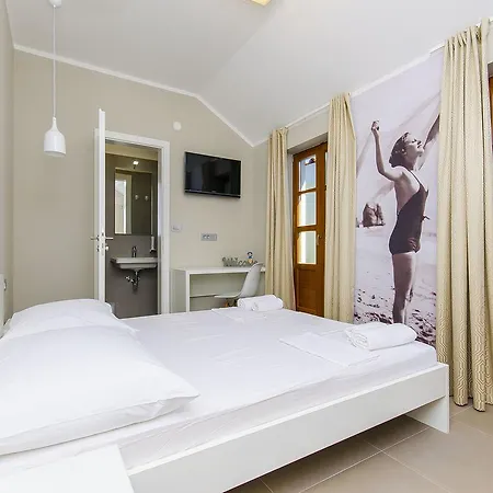 Hostal Dvor *