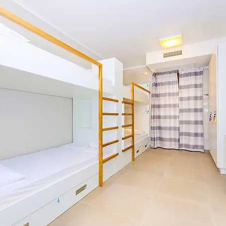 Hostel Dvor