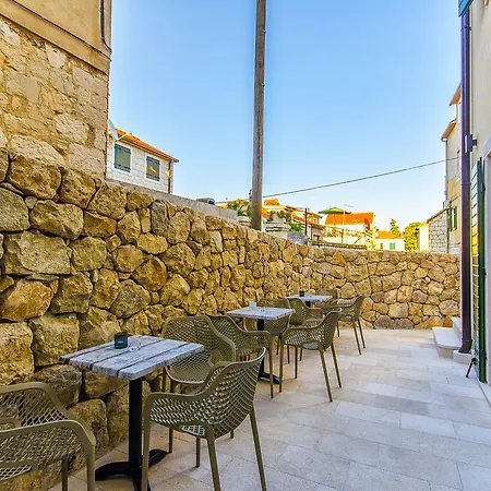 Dvor Hostal
