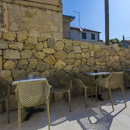 Dvor אכסניה ספליט