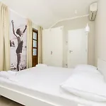 Dvor Hostel *