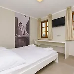 Hostel Dvor *